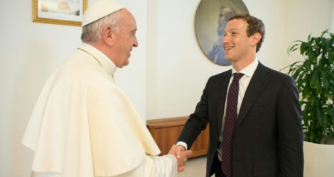 Photo fournie par le service de presse du Vatican, de la rencontre entre le pape François et le fondateur de Facebook Mark Zuckerberg, le 29 août 2016 au Vatican.