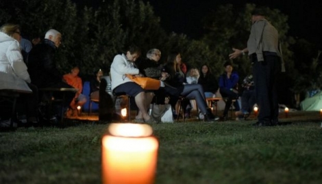 Soirée de prières en hommage aux victimes du séisme le 29 août 2016 dans un parc d'Amatrice 