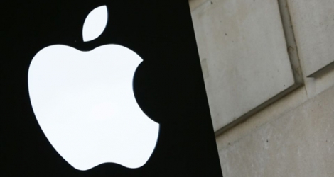 Le logo d'Apple devant un magasin londonien, le 30 août 2016, jour de la décision de l'UE de réclamer 14,5 milliards de dollars au groupe américain.