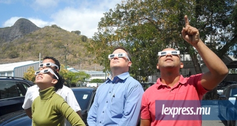 Des membres de la Mauritius Amateur Astronomy/Astrophotography essayent des lunettes en prévision de l’observation. 