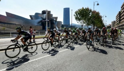 Le peloton à Bilbao, le 1er septembre lors de la 12e étape du 71e Tour d'Espagne