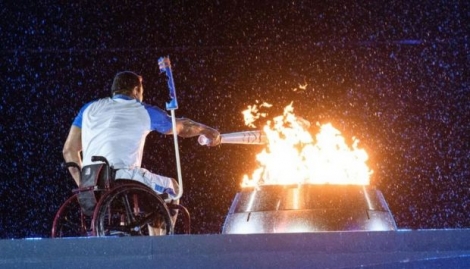 Le nageur brésilien Clodoaldo Silva allume la flamme lors de la cérémonie d'ouverture des jeux paralympiques le 7 septembre 2016 à Rio