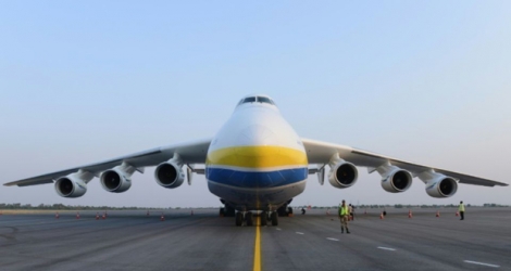 Le plus grand avion du monde, l'Antonov AN-225, sur l'aéroport Rajiv Gandhi International à Hyderabad (Inde) le 13 mai 2016.
