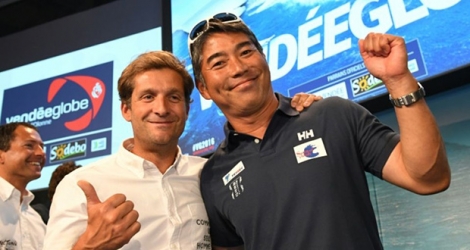 Les skippers français Eric Bellion et japonais Kojiro Shiraishi, le 14 septembre 2016 lors de la présentation du Vendée Globe à Paris .