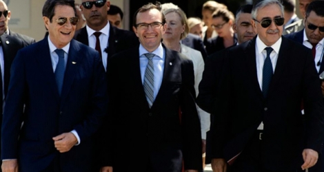 Le président de la République de Chypre Nicos Anastasiades (G), le leader chypriote-turc Mustafa Akinci et l'émissaire du secrétaire général de l'ONU, Espen Barth Eide, le 14 septembre 2016 à Nicosie .