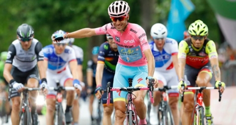 Le vainquer du 99 Tour d'Italie, Vincenzo Nibali, le 29 mai 2016 à l'arrivée .