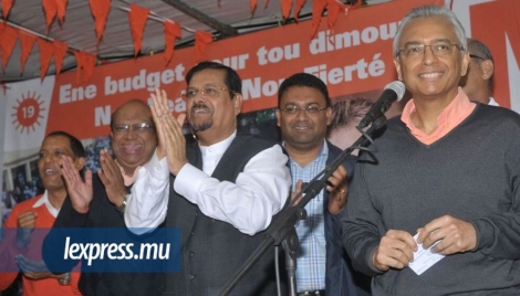 Le leader du MSM entouré des membres de son parti lors d'un congrès à Beau-Bassin ce mercredi 21 septembre.
