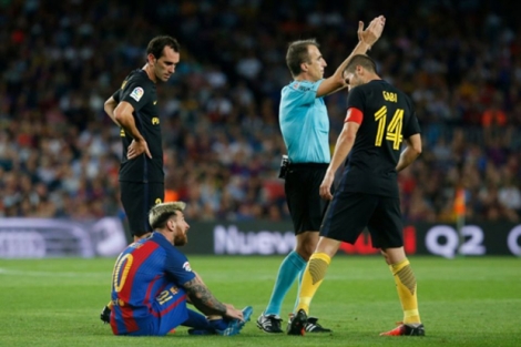 La star du Barça Lionel Messi, à terre, victime d'une blessure contre l'Atletico Madrid au Camp Nou, le 21 septembre 2016.
