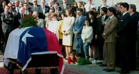 Le cercueil d'Orlando Letelier à son arrivée le 4 novembre 1992 à Santiago.