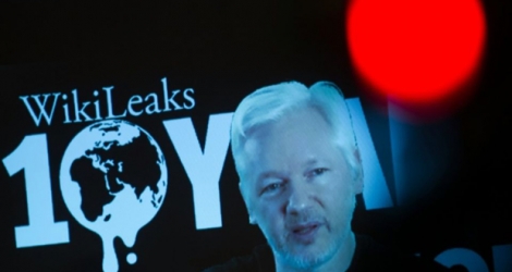Le fondateur de WikiLeaks JUlian Assange s'adresse à la presse dans une vidéo live lors d'une conférence de presse consacrée à 10 ans de WikiLeaks, le 4 octobre 2016 à Berlin.