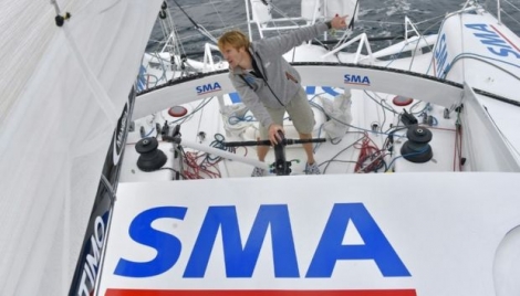 Le skipper François Gabart, vainqueur du dernier Vendée Globe 2012/2013, au large de Port-la-Forêt à la barre de son monocoque «SMA», le 5 octobre 2016
