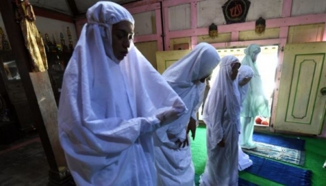 Des musulmans transgenres prient dans l'école islamique de Yogyakarta, en Indonésie, le 9 mais 2016 
