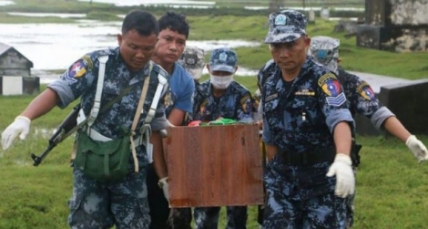 Des policiers birmans portent le 11 octobre le cercueil d'un des neuf policiers tués lors d'affrontements dans l'Etat de Rakhine.