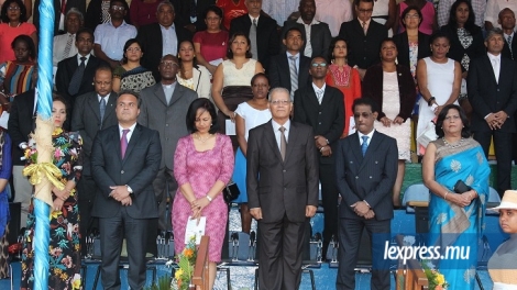 Serge Clair (3e  à dr.) et son épouse sont encadrés par le vice-président Paramasivum Pillay Vyapoory (2e  à dr) et le président du Conseil régional de La Réunion, Didier Robert.