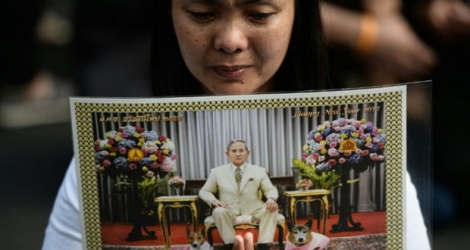 Une femme prie pour le défunt roi Bhumibol décédé jeudi, le 15 octobre 2016 devant le Palais royal de Bangkok.