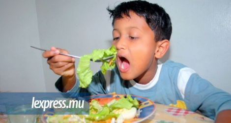 Les adultes, comme les enfants, devraient apprendre en quoi consiste un repas équilibré.