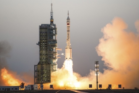 Les deux hommes, Jing Haipeng et Chen Dong, ont décollé de la base de lancement de Jiuquan, dans le désert de Gobi, à bord du vaisseau spatial Shenzhou-11, a indiqué l'agence de presse d'État. Le vaisseau a été lancé par une fusée Longue Marche-2F. PHOTO AFP