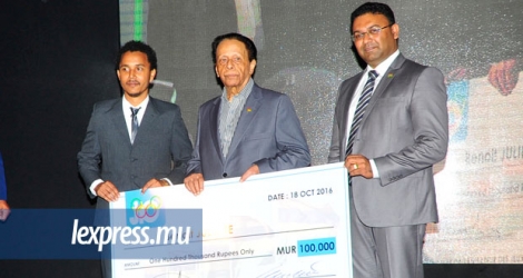 Benoit Juliette a été récompensé d’un chèque de Rs 100,000 qui lui a été remis par le Premier ministre, Sir Anerood Jugnauth et le ministre Yogida Sawmynaden. 