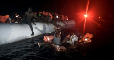 Des migrants en attente d'être secourus en mer Méditerranée au large de la Libye.