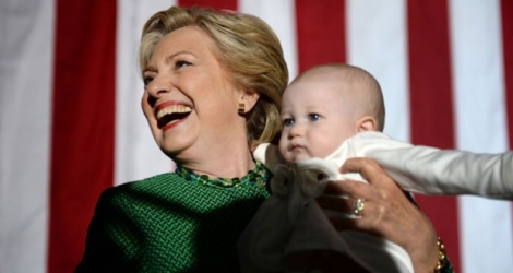 Hillary Clinton porte un bébé lors d'un meeting à l'Université de Caroline du Nord à Charlotte, le 23 octobre 2016.