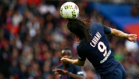 L'attaquant du PSG Edinson Cavani reprend un ballon de la tête face à Bordeaux, le 1er octobre 2016 au Parc de Princes