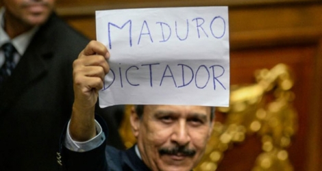 Un député d'opposition tient une pancarte portant l'inscription 