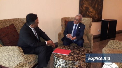 Le ministre Lutchmeenaraidoo discute avec le ministre-adjoint malaisien des Affaires étrangères, Meezan Merican, à Bali.