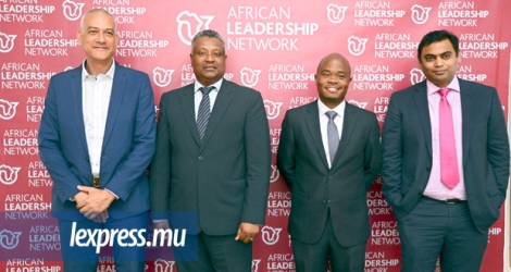 (De g. à dr.) Richard Arlove, Jean-Francois Chaumière, Fred Swaniker et Vinay Guddaye au siège de l’African Leadership College, mercredi.