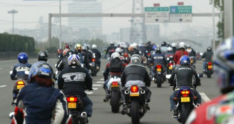 Les aspirants motocyclistes devront patienter avant de prendre la route.