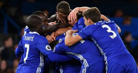 Les joueurs de Chelsea se congratulent après un des buts d'Eden Hazard contre Everton, le 5 novembre 2016 à Stamford Bridge.