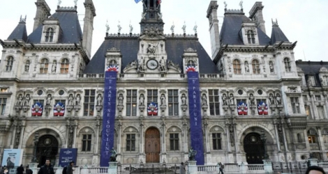 Des banderoles «Paris se souvient» et «Paris Uni» sont exposés, le 10 novembre 2016 devant l'Hôtel de ville de Paris, en commémoration des attaques du 13 novembre.