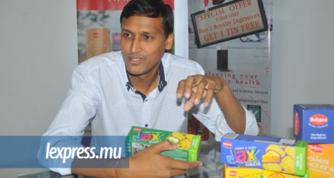 Yashveer Takoordyal, directeur de Freelance Distributors qui commercialise Subana, présentant des nouveautés.