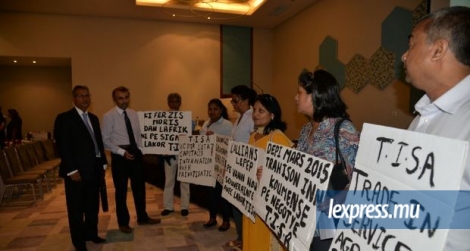 Des syndicalistes interrompant une réunion entre le gouvernement et le secteur privé au Henessy Park Hotel à Ebène, ce mardi 15 novembre.