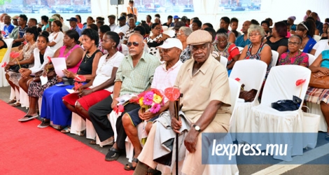 Des Chagossiens lors de la  commémoration de la déportation au quai C dans le port le 3 novembre.