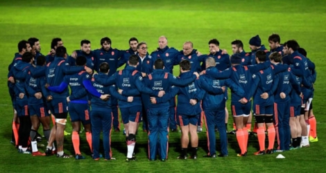 Les Français écoutent les consignes de leur sélectionneur Guy Novès, lors d'un entraînement le 25 novembre 2016 à Marcoussis.