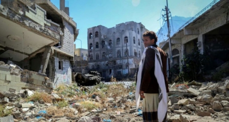 Un Yéménite parmi les ruines de Taëz, le 22 novembre 2016.