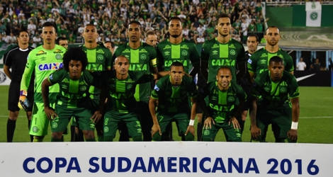 Les joueurs de l'équipe brésilienne de football Chapecoense posent pour une photo lors de la demi-finale de la Coupe sud-américaine contre l'Argentine, le 23 novembre 2016 à Chapeco, au Brésil.