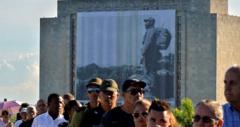Les cubains font la queue pour rendre hommage à Fidel Castro à La Havane, le 28 novembre 2016.