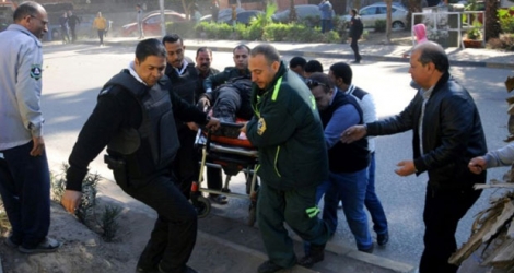 Une victime blessée dans dans l'explosion d'une bombe près d'un check-point de la police le 9 décembre 2016 au Caire.