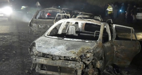 Une voiture détruite lors de l'accident suivi de l'explosion d'un camion citerne à Karai, le 11 décembre 2016.