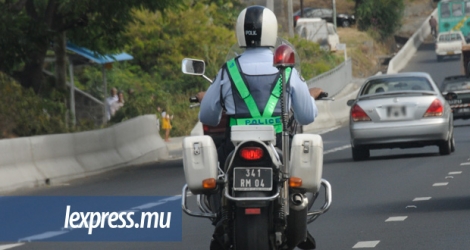 Les 40 motards de la Traffic Enforcement Squad sillonnent les routes principales du pays matin et soir.