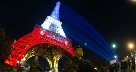 Des policiers sous la Tour Eiffel dans le cadre du plan Vigipirate le 18 novembre 2015 à Paris.