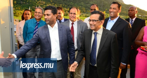 Le ministre de l'Energie (à droite) lors de l'ouverture d'une station du CEB à Case Noyale, le jeudi 15 décembre.