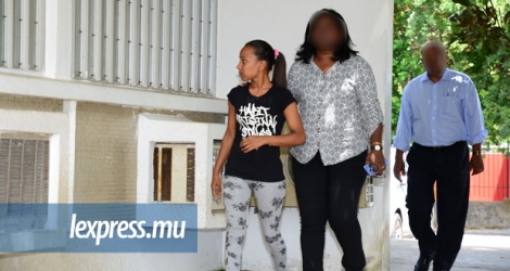Karine Chowrimootoo, soupçonnée de blanchiment d’argent, lors de sa comparution en cour de Rose-Hill, vendredi 16 décembre. 