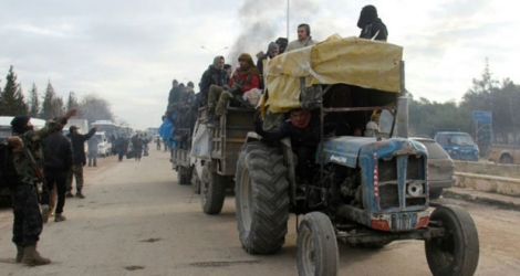 Des évacués des quartiers rebelles d'Alep arrivent en tracteur dans la région de Khan al-Aassal, contrôlée par le gouvernement le 16 décembre 2016.
