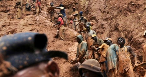Des ouvriers travaillent dans une mine d'or à Chudja, dans le nord-est du Congo.