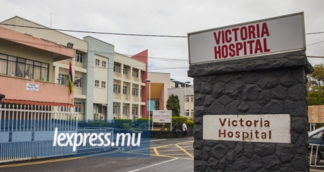 Le sexagénaire a été admis à l’unité des grands brûlés de l’hôpital Victoria, à Candos.