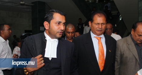 Raj Dayal (à dr.) quittant la cour le 27 avril 2016, après le maintien des charges à son encontre.