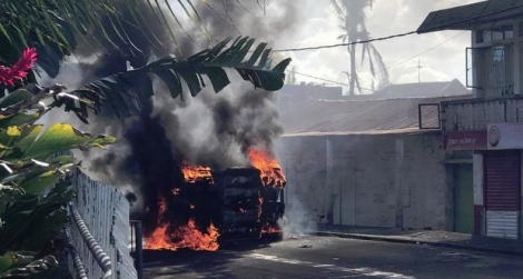 La voiture accidentée à Olivia ce lundi 26 décembre a été la proie des flammes. Photo envoyée par un internaute.