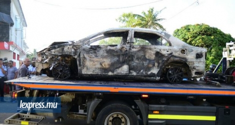 En colère, les habitants ont mis feu à la voiture impliquée dans l’accident à Olivia, lundi 26 décembre.